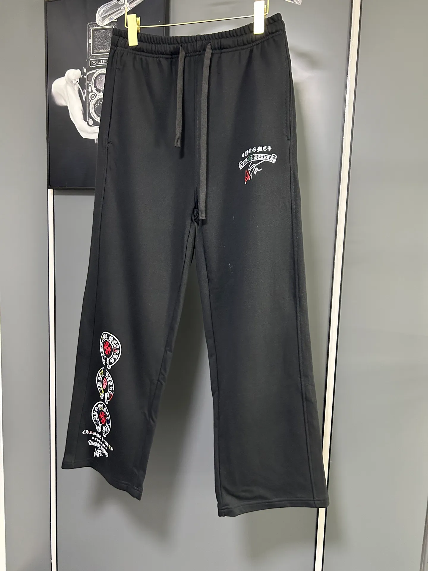 P220 Chrome Hearts 25 new colorful cross-mark loose straight trousers 2025 autumn and winter new embroidered elastic band casual trousers, customized fabrics at the counter. Made of 400g high-version terry fabric, with high breathability and comfort, impeccable details, no pilling and no deformation, brand element design concept, reflecting high quality. It feels delicate and soft! It presents casual tailoring, the same style for men and women, and the upper body shape is awesome! Size: S M L XL Color: Black Gray